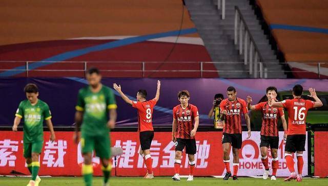 法甲巴黎补时争议点球绝杀马赛，终结对手五连胜登顶引热议